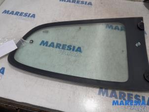 Używane Szyba drzwi prawych tylnych wersja 4-drzwiowa Peugeot 107 1.0 12V Cena € 45,00 Procedura marży oferowane przez Maresia Parts