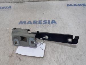 Used Bonnet Hinge Peugeot 508 SW (8E/8U) 1.6 THP 16V Price € 20,00 Margin scheme offered by Maresia Parts