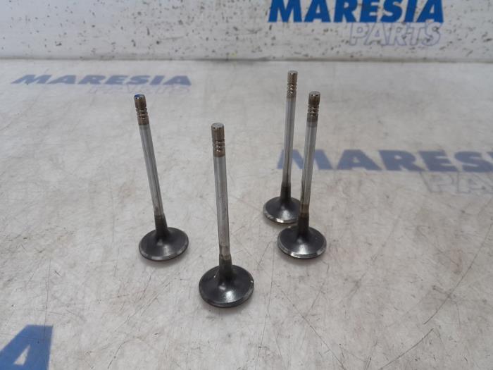 Gebrauchte Einlassventil Peugeot 2008 (CU) 1.6 e-HDi FAP Preis € 40,00 Margenregelung angeboten von Maresia Parts