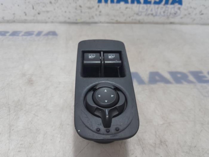 Usados Interruptor combinado de ventanillas Alfa Romeo MiTo (955) 1.3 JTDm 16V Eco Precio € 30,00 Norma de margen ofrecido por Maresia Parts
