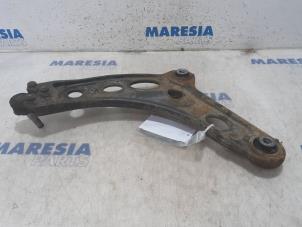 Usagé Bras de suspension bas avant droit Opel Vivaro 1.6 CDTI 90 Prix € 42,35 Prix TTC proposé par Maresia Parts