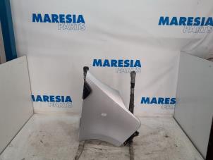 Used Front wing, right Opel Vivaro 1.6 CDTi BiTurbo 125 Price € 158,81 Inclusive VAT offered by Maresia Parts