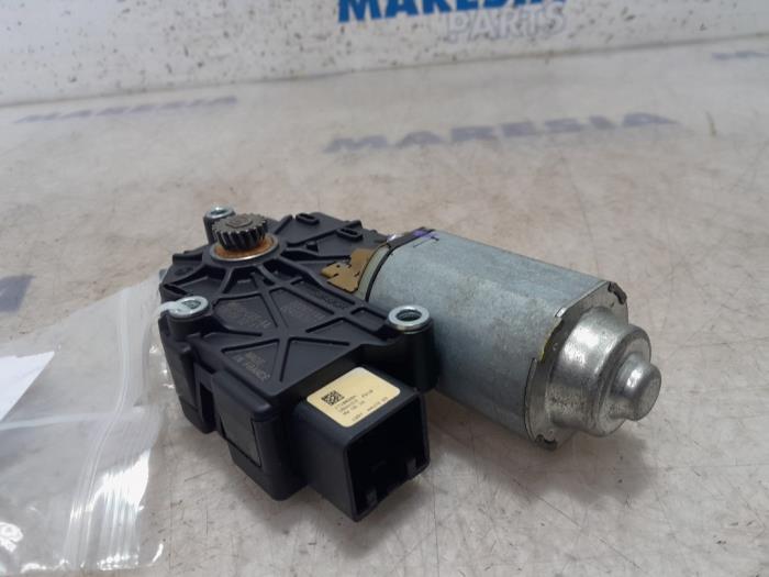 Używane Silnik szyberdachu Alfa Romeo MiTo (955) 1.3 JTDm 16V Eco Cena € 75,00 Procedura marży oferowane przez Maresia Parts