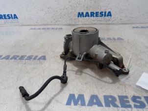 Usagé Pompe à huile Peugeot 308 CC (4B) 1.6 VTI 16V Prix € 157,50 Règlement à la marge proposé par Maresia Parts