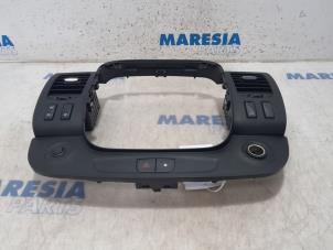 Usagé Grille aération tableau de bord Opel Vivaro 1.6 CDTI 90 Prix € 60,50 Prix TTC proposé par Maresia Parts