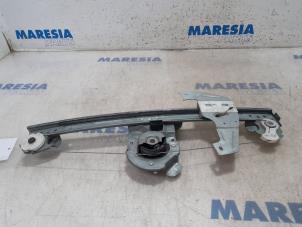 Używane Mechanizm szyby lewej przedniej wersja 4-drzwiowa Peugeot 107 1.0 12V Cena € 29,99 Procedura marży oferowane przez Maresia Parts