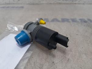 Used Windscreen washer pump Opel Vivaro 1.6 CDTi BiTurbo 125 Price € 18,15 Inclusive VAT offered by Maresia Parts