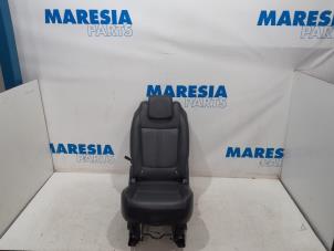 Używane Fotel tylny Peugeot 5008 I (0A/0E) 1.6 HDiF 16V Cena € 105,00 Procedura marży oferowane przez Maresia Parts