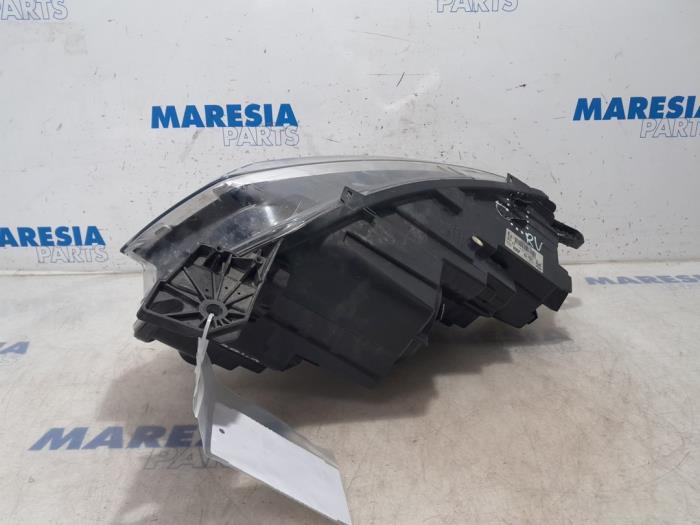 Headlight, right Citroen Berlingo 1.6 BlueHDI 100 9816824780 VALEO