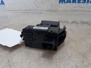 Used Parking brake switch Renault Scénic III (JZ) 1.2 16V TCe 130 Price € 14,99 Margin scheme offered by Maresia Parts