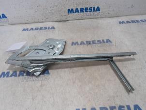 Used Window mechanism 4-door, front left Renault Scénic III (JZ) 1.2 16V TCe 130 Price € 35,00 Margin scheme offered by Maresia Parts