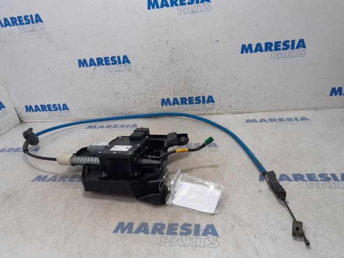 Używane Silnik hamulca postojowego Peugeot 5008 I (0A/0E) 1.6 HDiF 16V Cena € 200,00 Procedura marży oferowane przez Maresia Parts