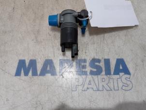 Used Windscreen washer pump Renault Trafic (1FL/2FL/3FL/4FL) 1.6 dCi 140 Twin Turbo Price € 30,25 Inclusive VAT offered by Maresia Parts