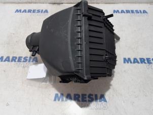 Używane Obudowa filtra powietrza Renault Trafic (1FL/2FL/3FL/4FL) 1.6 dCi 140 Twin Turbo Cena € 60,50 Z VAT oferowane przez Maresia Parts