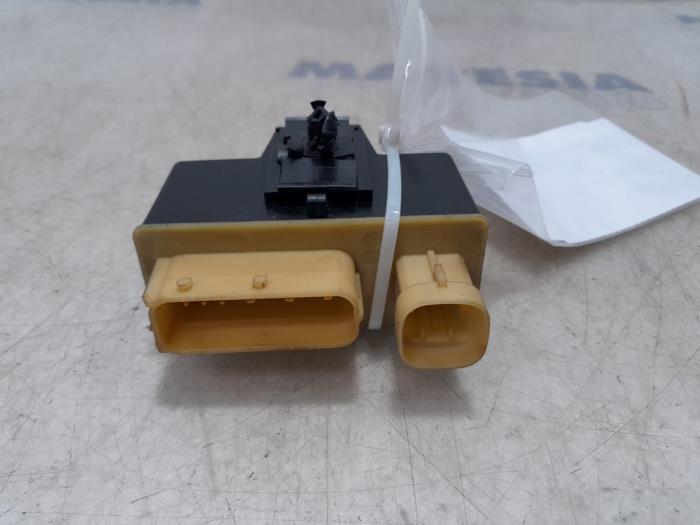 Glow plug relay Peugeot 5008 I 1.6 HDiF 16V - 598140