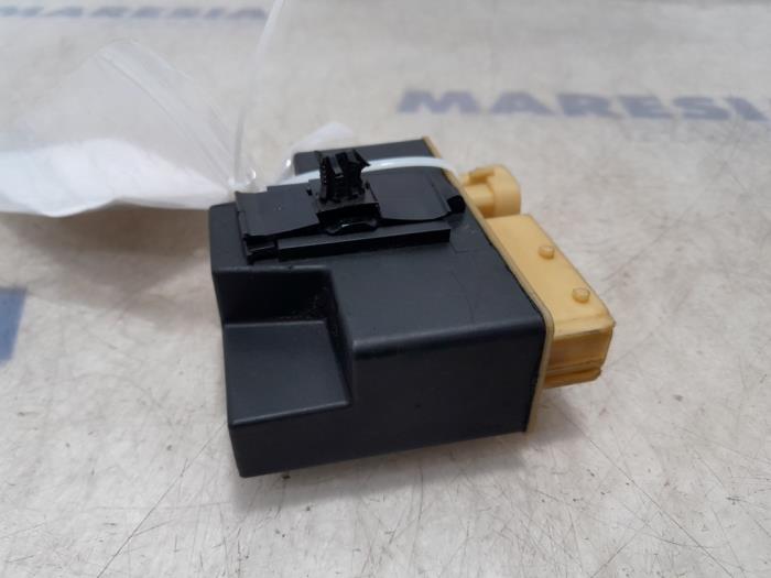 Glow plug relay Peugeot 5008 I 1.6 HDiF 16V - 598140