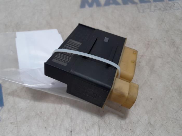 Glow plug relay Peugeot 5008 I 1.6 HDiF 16V - 598140