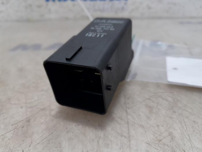 Glow plug relay from a Peugeot 5008 I (0A/0E) 1.6 HDiF 16V 2011