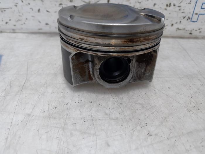 Piston from a Renault Captur (2R) 1.2 TCE 16V EDC 2018