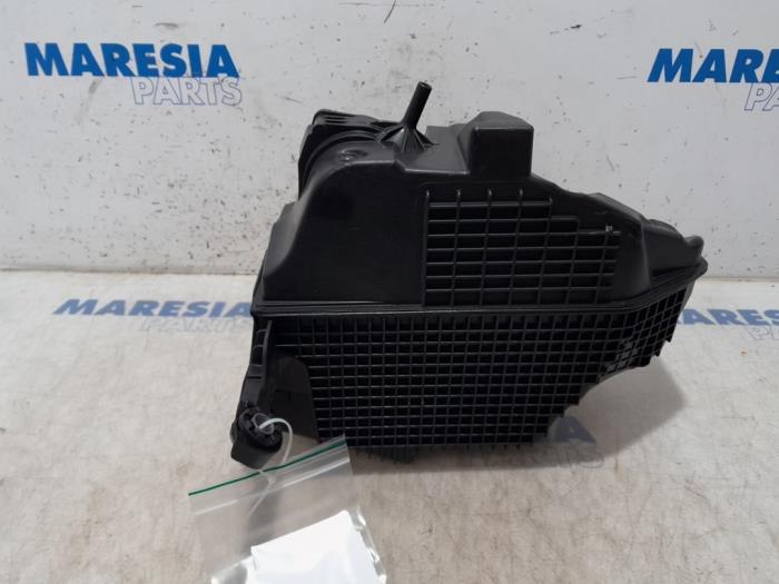 Air box from a Renault Clio IV Estate/Grandtour (7R) 0.9 Energy TCE 12V 2014