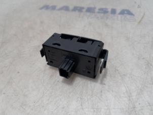 Used Panic lighting switch Opel Vivaro 1.6 CDTi BiTurbo 125 Price € 10,00 Margin scheme offered by Maresia Parts