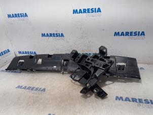 Używane Rama zderzaka tyl Citroen C4 Spacetourer (3D/3E) 1.2 12V PureTech 130 Van Cena € 75,00 Procedura marży oferowane przez Maresia Parts