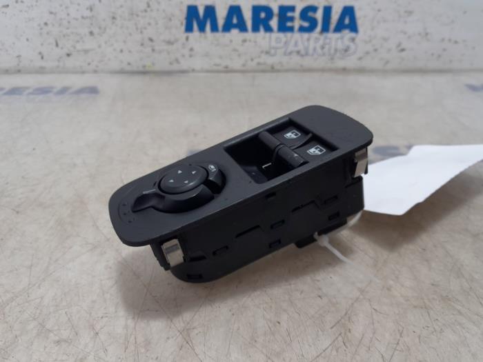Usados Interruptor combinado de ventanillas Alfa Romeo MiTo (955) 1.4 TB 16V Precio € 30,00 Norma de margen ofrecido por Maresia Parts