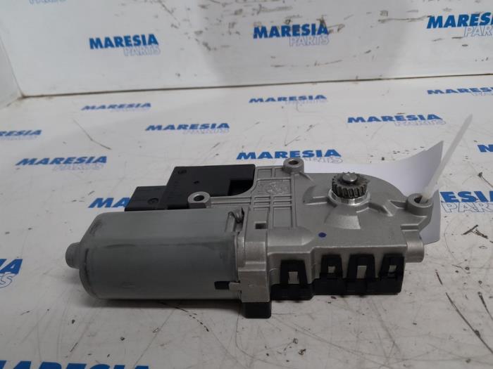Używane Silnik szyberdachu Peugeot 308 SW (L4/L9/LC/LJ/LR) 1.2 12V e-THP PureTech 110 Cena € 35,00 Procedura marży oferowane przez Maresia Parts