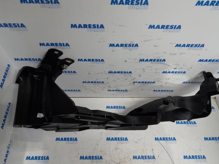 Front bumper bracket, right from a Renault Megane III Berline (BZ) 1.4 16V TCe 130 2010