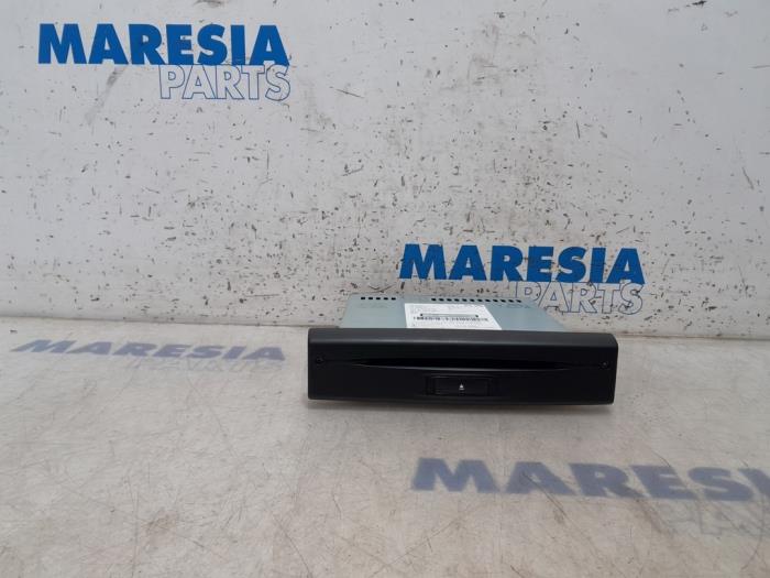Używane Zmieniarka CD Citroen C4 Spacetourer (3D/3E) 1.2 12V PureTech 130 Van Cena € 90,00 Procedura marży oferowane przez Maresia Parts