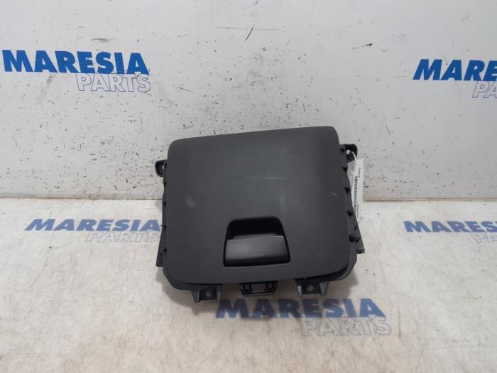Begagnade Handskfack Citroen C4 Spacetourer (3D/3E) 1.2 12V PureTech 130 Van Pris € 50,00 Marginaltabell erbjuds av Maresia Parts