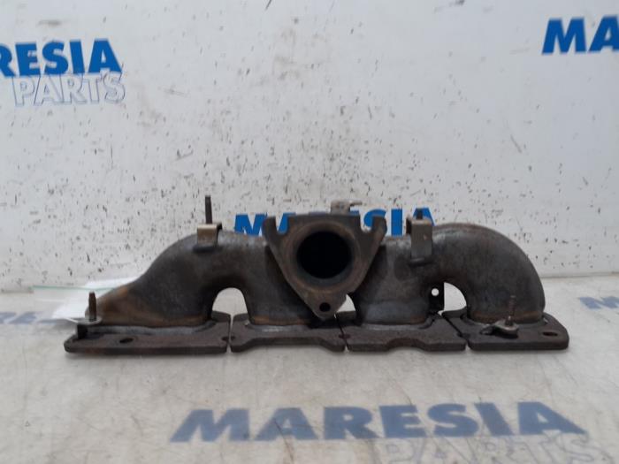 Exhaust manifold from a Citroën Jumpy (G9) 2.0 HDiF 16V 125 2013