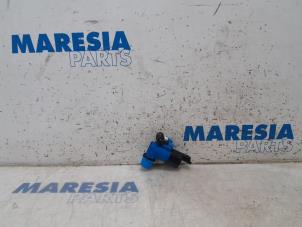 Used Windscreen washer pump Renault Clio IV (5R) 0.9 Energy TCE 90 12V Price € 20,00 Margin scheme offered by Maresia Parts