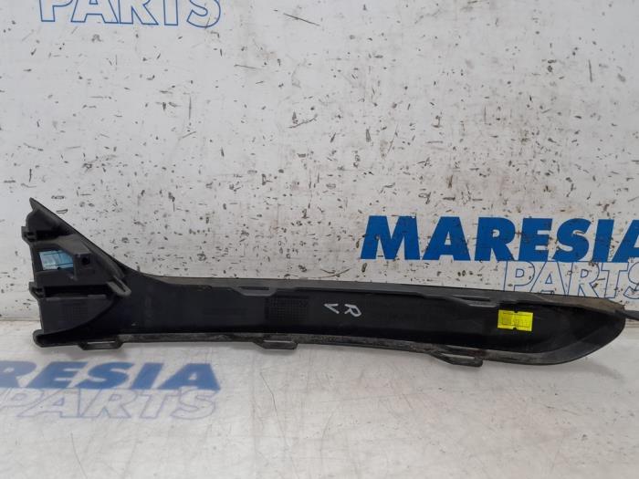 Front bumper strip, right from a Renault Clio IV (5R) 0.9 Energy TCE 90 12V 2018