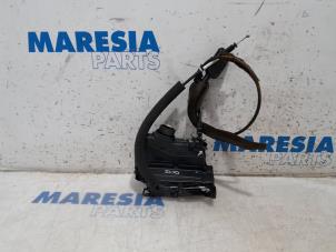 Używane Mechanizm blokady drzwi prawych tylnych wersja 4-drzwiowa Renault Clio IV (5R) 0.9 Energy TCE 90 12V Cena € 25,00 Procedura marży oferowane przez Maresia Parts