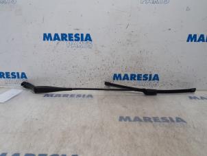 Usagé Bras essuie-glace avant Peugeot 308 SW (L4/L9/LC/LJ/LR) 2.0 BlueHDi 150 16V Prix € 17,50 Règlement à la marge proposé par Maresia Parts