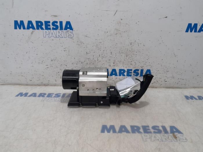 Usagé Bloc ABS Alfa Romeo 159 (939AX) 1.9 JTS 16V Prix € 119,99 Règlement à la marge proposé par Maresia Parts