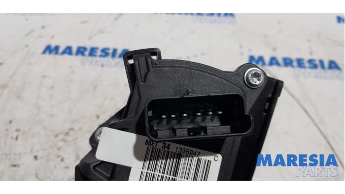 Accelerator pedal from a Peugeot 308 SW (L4/L9/LC/LJ/LR) 2.0 BlueHDi 150 16V 2016