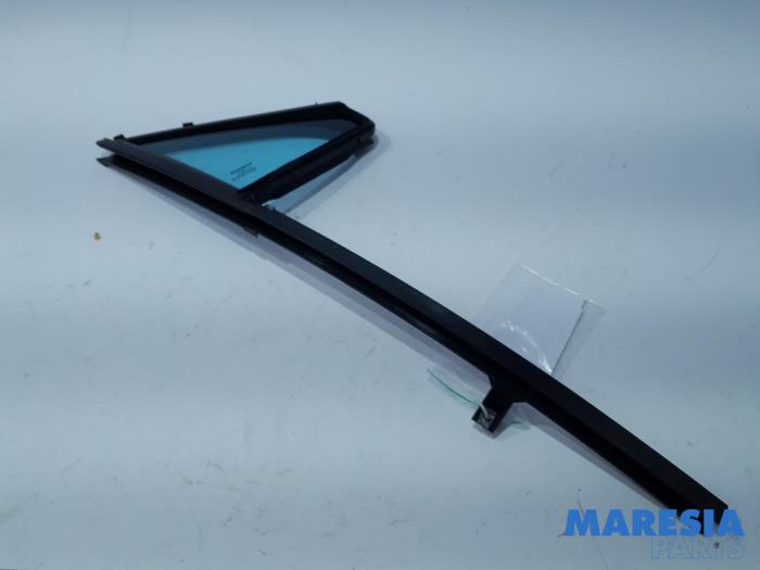 Usados Ventanilla triangular derecha delante Renault Zoé (AG) 46kW Precio € 60,00 Norma de margen ofrecido por Maresia Parts