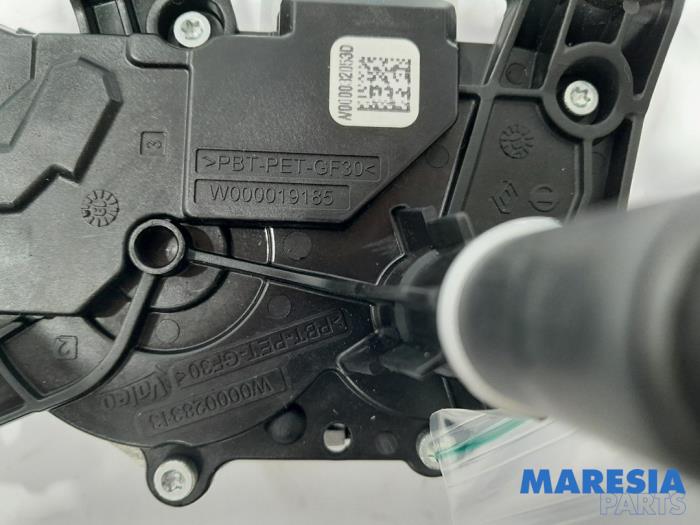Rear wiper motor from a Renault Zoé (AG) 65kW 2013