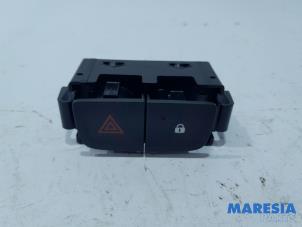 Used Panic lighting switch Opel Vivaro 1.6 CDTi BiTurbo 125 Price € 12,10 Inclusive VAT offered by Maresia Parts