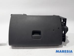 Used Glovebox Opel Vivaro 1.6 CDTi BiTurbo 125 Price € 48,40 Inclusive VAT offered by Maresia Parts