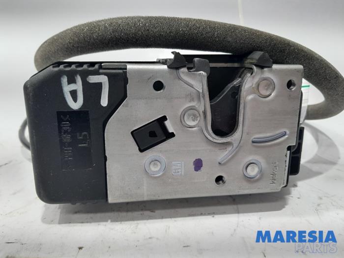 Minibus/van rear door lock mechanism from a Opel Vivaro 1.6 CDTi BiTurbo 125 2017