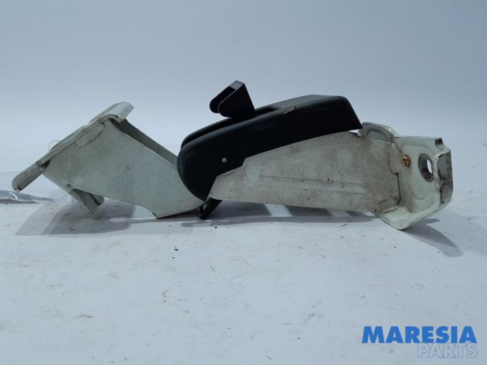 Tailgate hinge from a Citroën Jumpy (G9) 2.0 HDiF 16V 125 2012