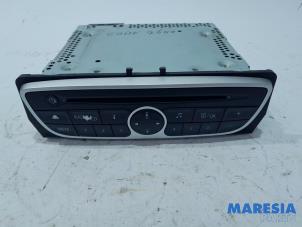 Używane Radioodtwarzacz CD Renault Scénic III (JZ) 2.0 16V CVT Cena € 60,00 Procedura marży oferowane przez Maresia Parts