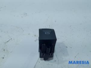 Begagnade Brytare, parkeringsbroms Renault Scénic III (JZ) 2.0 16V CVT Pris € 14,99 Marginaltabell erbjuds av Maresia Parts