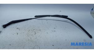 Usagé Bras essuie-glace avant Renault Scénic III (JZ) 2.0 16V CVT Prix € 15,00 Règlement à la marge proposé par Maresia Parts
