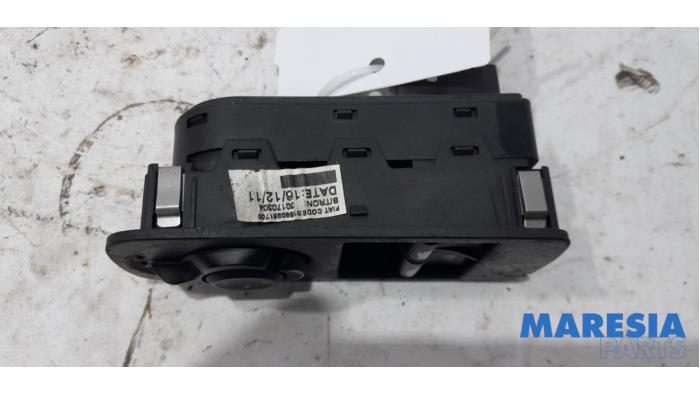 Interruptor combinado de ventanillas de un Alfa Romeo MiTo (955) 1.3 JTDm 16V Eco 2012