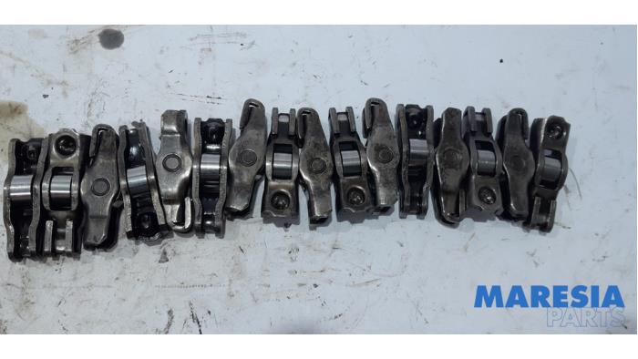 Rocker arm from a Peugeot 5008 I (0A/0E) 1.6 HDiF 16V 2010