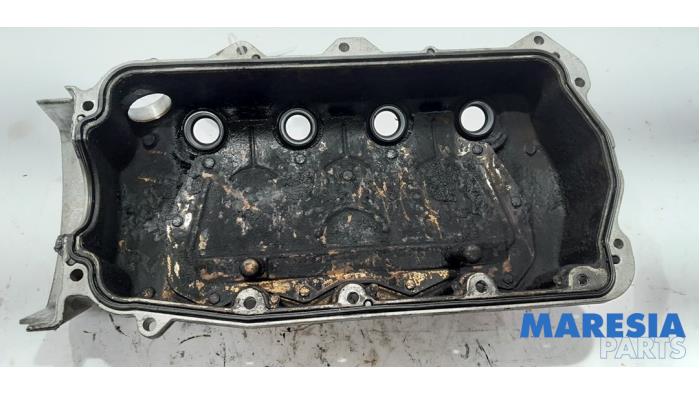 Rocker cover from a Renault Clio III (BR/CR) 1.2 16V TCe 100 2008